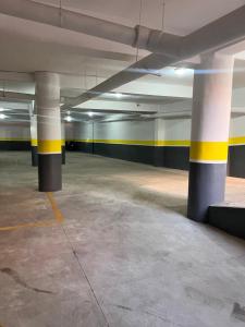 un garage vide avec colonnes jaunes et bleues dans l'établissement La rose à côté Carry, à Marrakech 3 autres photos