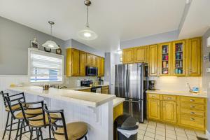Η κουζίνα ή μικρή κουζίνα στο Private Dock, Game Room Lake of the Ozarks Haven!