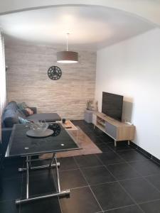 Μια τηλεόραση ή/και κέντρο ψυχαγωγίας στο Appartement dans maison Catalane a Bages
