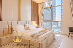 Postel nebo postele na pokoji v ubytování Royal suites Dunya tower Burj Khalifa St Kings + 37 fotografií