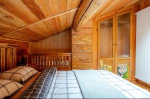 Postel nebo postele na pokoji v ubytování CHALET AVERT spiazzi di gromo