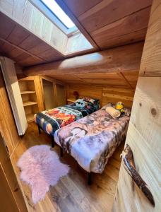 Postel nebo postele na pokoji v ubytování CHALET AVERT spiazzi di gromo
