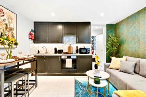 a living room with a couch and a kitchen at GioEstate Holiday, with Free Parking, Flat28 in Brighton & Hove