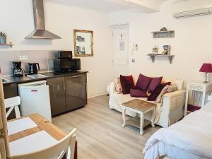 バイユーにあるAppartement Studio Le Clem'sのソファとテーブルのあるリビングルーム