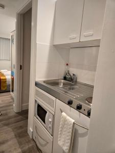 Kuchyň nebo kuchyňský kout v ubytování The Cosy Pod Studio - Short Stay in Salford