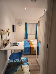 Postel nebo postele na pokoji v ubytování The Cosy Pod Studio - Short Stay in Salford
