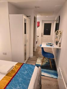 Postel nebo postele na pokoji v ubytování The Cosy Pod Studio - Short Stay in Salford