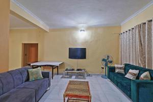 A television and/or entertainment centre at Ulemwaka Lodge