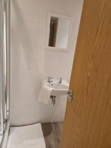 Koupelna v ubytování The Cosy Pod Studio - Short Stay in Salford