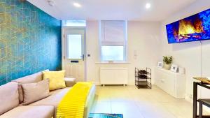 a living room with a couch and a tv at GioEstate Holiday, with Free Parking, Flat28 in Brighton & Hove