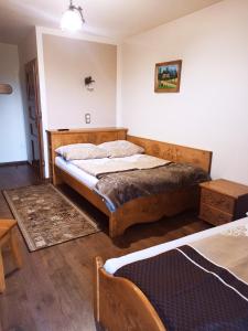 Un dormitorio con dos camas y una mesa. en Muzyczny Dworek, en Rzepiska