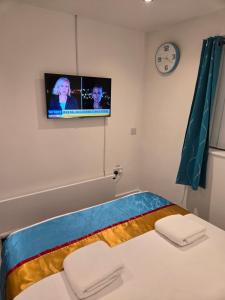 Postel nebo postele na pokoji v ubytování The Cosy Pod Studio - Short Stay in Salford