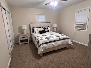 Postel nebo postele na pokoji v ubytování Peaceful home in mount bethel, PA