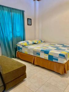 a bedroom with a bed and a couch in a room at Encantadora y Tranquila Casa de Playa Vista al Mar in Aromo