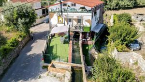 an overhead view of a house with a yard at Casa Amazonia PT - quarto águas in Casconha