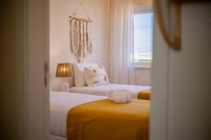 萨格里什Pontalaia Ocean View的一间有两张床和一扇窗户的酒店房间