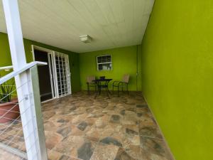 a green room with a table and chairs in it at Casa Rosa in La Coyotera
