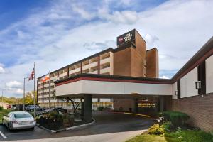 カンザスシティにあるBest Western Plus Kansas City Sports Complex Hotelの駐車場付きホテル棟