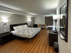 una habitación de hotel con una cama y un escritorio en Motel 6-Greensboro, NC - Airport, en Greensboro