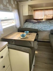 Postel nebo postele na pokoji v ubytování Camper Sundream