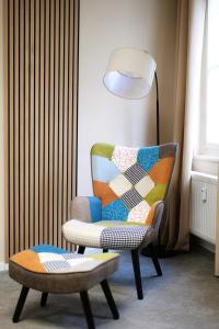 a chair and a lamp in a room at INhome - Zentral - Küche - TV - Netflix in Schwäbisch Hall