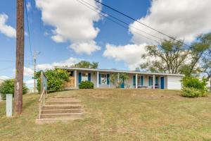 a home in the suburbs of australia at 4 Mi to Pomme De Terre Lake Large Home with Patio! in Galmey
