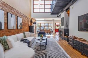 Posezení v ubytování Warehouse Style Loft near Yorkville