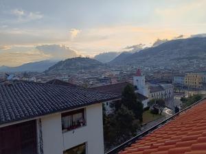 Vista generica sulle montagne o vista sulle montagne dall'interno dell'ostello