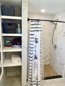 Ein Badezimmer in der Unterkunft Getaway Clubhouse