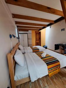 Postel nebo postele na pokoji v ubytování Quito Basecamp - Adventure Hostel