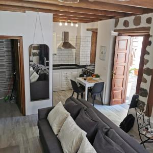 un soggiorno con divano e cucina di Casa Lola a Tazacorte