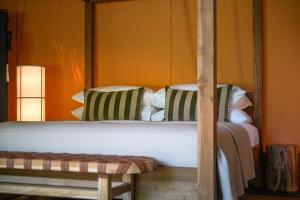 Postel nebo postele na pokoji v ubytování Daintree Beach Resort