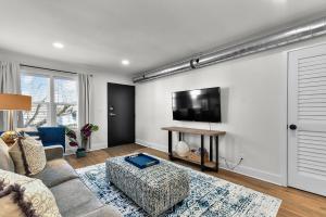 Μια τηλεόραση ή/και κέντρο ψυχαγωγίας στο Contemporary Blue Oasis Apt 1