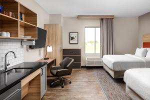 Habitación de hotel con lavabo y cama en Candlewood Suites North Platte by IHG, en North Platte 70 fotos más