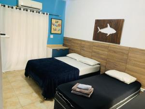伯迪亚哥SUÍTE PRIVATIVA RIVIERA & ITAGUARÉ 100mts de 2 praias!的一间有两张床的房间