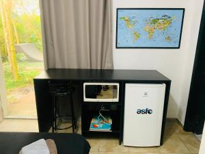 伯迪亚哥SUÍTE PRIVATIVA RIVIERA & ITAGUARÉ 100mts de 2 praias!的一张黑桌,上面有一台象牙机和一张地图