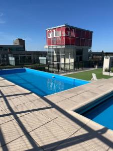 ein Schwimmbad auf dem Dach eines Gebäudes in der Unterkunft Nuevo y moderno departamento a estrenar en el corazón de Fishertoon in Rosario