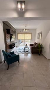 un salon avec un canapé et une table dans l'établissement Departamento Ama con estacionamiento para vehículos chicos, à Villa Dolores