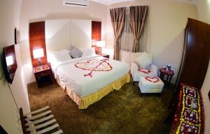 Postel nebo postele na pokoji v ubytování شقق قصر الابريز للشقق المخدومة + 39 fotografií