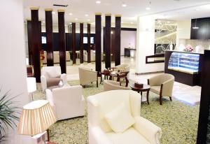 salon z białymi krzesłami i stołami w obiekcie Al Ebreez Palace 3 w mieście Burajda