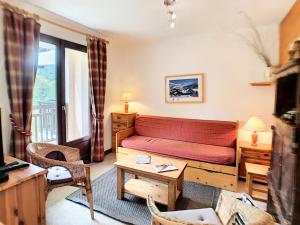 a living room with a couch and a table at Résidence Murgers - Appartement lumineux · A proximité des pistes · Balcon MAE-3004 in Saint-Martin-de-Belleville