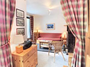 a living room with a red couch and a table at Résidence Murgers - Appartement lumineux · A proximité des pistes · Balcon MAE-3004 in Saint-Martin-de-Belleville