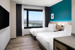 Four Points by Sheraton Josun, Seoul Myeongdong客房内的一张或多张床位