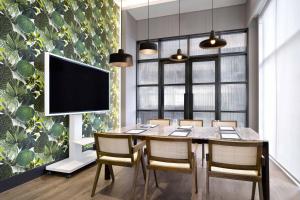 Four Points by Sheraton Josun, Seoul Myeongdong的电视和/或娱乐中心