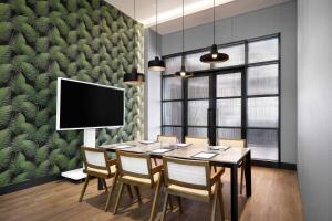 Four Points by Sheraton Josun, Seoul Myeongdong的电视和/或娱乐中心