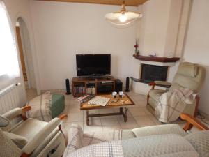 Televízia a/alebo spoločenská miestnosť v ubytovaní Maison familiale 94m² à 1,2km des plages - Jardin clos, 3 chambres, terrasse équipée - FR-1-540-255