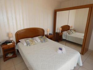 Posteľ alebo postele v izbe v ubytovaní Maison familiale 94m² à 1,2km des plages - Jardin clos, 3 chambres, terrasse équipée - FR-1-540-255