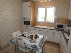 Kuchyňa alebo kuchynka v ubytovaní Maison familiale 94m² à 1,2km des plages - Jardin clos, 3 chambres, terrasse équipée - FR-1-540-255