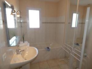 Kúpeľňa v ubytovaní Maison familiale 94m² à 1,2km des plages - Jardin clos, 3 chambres, terrasse équipée - FR-1-540-255