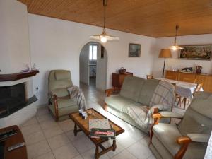 Posedenie v ubytovaní Maison familiale 94m² à 1,2km des plages - Jardin clos, 3 chambres, terrasse équipée - FR-1-540-255